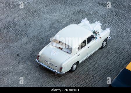 BRATISLAVA, SLOVACCHIA - 9 SETTEMBRE 2014: Berlina Mercedes-Benz 180D W120 ponton di colore bianco brillante usata per le nozze Foto Stock