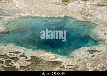 Il vento causa il ripple sulle piscine di gemme acque blu in Yellowstone Foto Stock