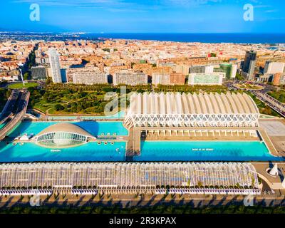 Valencia, Spagna - 15 ottobre 2021: La Città delle Arti e delle Scienze o Ciudad de las Artes y las Ciencias vista panoramica aerea. E' una cultura e un ar Foto Stock