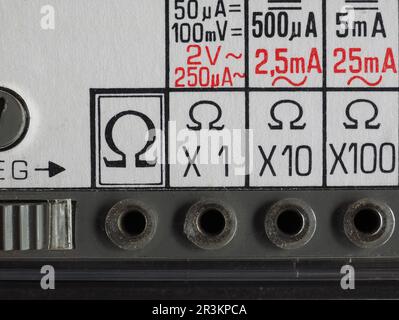 Simbolo elettrico su un multimetro analogico d'epoca Foto Stock