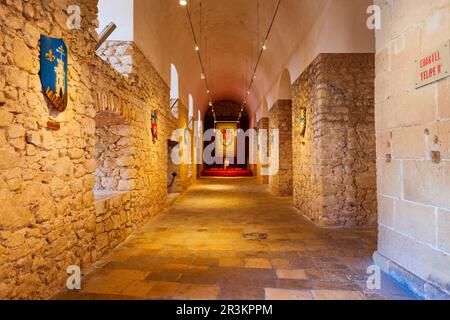 Alicante, Spagna - 18 ottobre 2021: Interno del museo del Castello di Santa Barbara. Santa Barbara è un forte sorge sul Monte Benacantil nel centro di Alicante Foto Stock