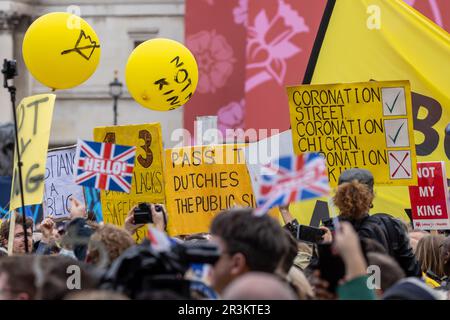 Londra, Regno Unito. 6th maggio, 2023. Segni e palloncini tenuti a Trafalgar Square da manifestanti del movimento anti-monarchico Repubblica sono visti attraverso Union Jacks essere sventolato dai reali durante l'incoronazione di re Carlo III La Repubblica promuove la sostituzione della monarchia con un capo di Stato costituzionale democraticamente eletto. Credit: Notizie dal vivo di Mark Kerrison/Alamy Foto Stock