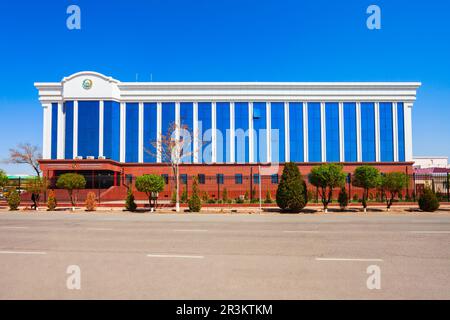 Urgench, Uzbekistan - 13 aprile 2021: Edificio del Ministero degli Affari interni del dipartimento regionale di Khorezm nella città di Urgench, Uzbekistan Foto Stock
