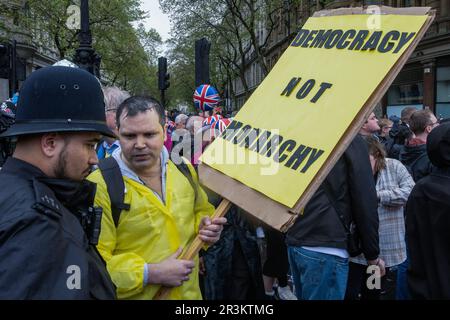 Londra, Regno Unito. 6th maggio, 2023. Un ufficiale di polizia parla con un attivista del movimento anti-monarchico Repubblica protestante in Trafalgar Square dopo l'incoronazione di re Carlo III e della regina Camilla. La Repubblica promuove la sostituzione della monarchia con un capo di Stato costituzionale democraticamente eletto. Credit: Notizie dal vivo di Mark Kerrison/Alamy Foto Stock