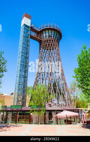 Bukhara, Uzbekistan - 16 aprile 2021: La torre dell'acqua di Bukhara o la torre di Shukhov si trova di fronte alla fortezza di Arca nella città di Bukhara, Uzbekistan Foto Stock