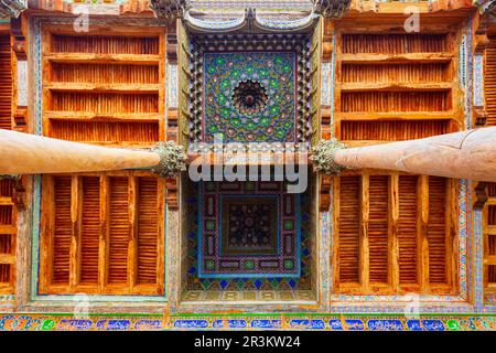 Bukhara, Uzbekistan - 16 aprile 2021: Bolo Haouz decorazione sfondo. La Moschea di Bolo Khauz si trova di fronte alla fortezza Ark a Buk Foto Stock