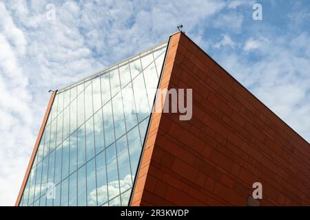 Danzica Polonia Maggio 2022. Museo della seconda Guerra Mondiale con facciata in vetro. Parete di vetro trasparente del museo. ELEM Foto Stock