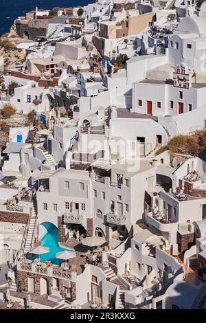Vista aerea panoramica del villaggio di Poscard Perfect Oia nell'isola di Santorini, Grecia - Case bianche tradizionali nella Caldera C. Foto Stock