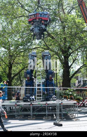 Leicester Square, Londra, Regno Unito. 24th maggio 2023. Transformers: L'ascesa delle bestie, costruendo Optimus prime in Leicester Square. Credit: Matthew Chattle/Alamy Live News Foto Stock