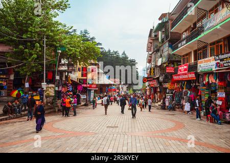 Manali, INDIA - 27 SETTEMBRE 2019: The Mall è una strada pedonale principale nella città di Manali, Himachal Pradesh stato dell'India Foto Stock