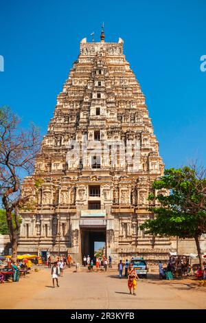 HAMPI, India - 16 febbraio 2012: Tempio Virupaksha di Hampi, era il centro dell'indù Impero Vijayanagara nello stato del Karnataka in India Foto Stock