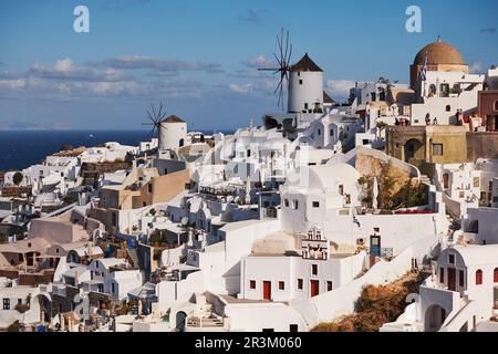 Vista aerea panoramica del villaggio di Poscard Perfect Oia nell'isola di Santorini, Grecia - Case bianche tradizionali nella Caldera C. Foto Stock