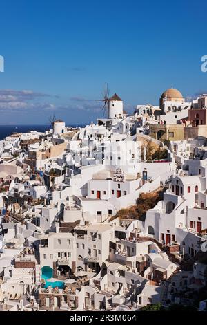 Vista aerea panoramica del villaggio di Poscard Perfect Oia nell'isola di Santorini, Grecia - Case bianche tradizionali nella Caldera C. Foto Stock