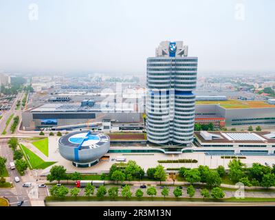 Monaco di Baviera, Germania - 08 luglio 2021: Vista panoramica aerea del Museo BMW, è un museo automobilistico della storia della BMW situato vicino all'Olympiapark a Monaco di Baviera, G. Foto Stock