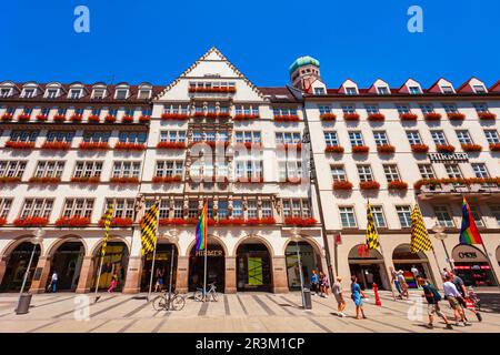 Monaco di Baviera, Germania - 06 luglio 2021: Negozio di abbigliamento Hirmer Mens bellissimo edificio in Kaufingerstrasse nel centro di Monaco di Baviera, Germania Foto Stock