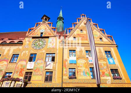 Ulm, Germania - 06 luglio 2021: Ulmer Rathaus o Ulm Town Hall si trova nel centro storico di Ulm, Germania Foto Stock