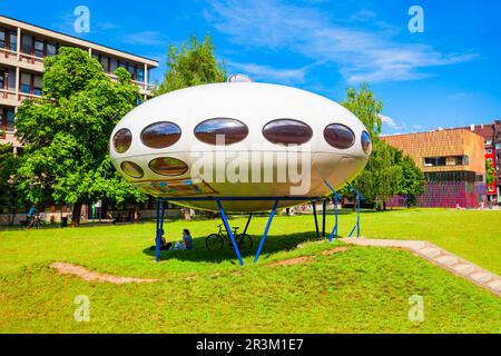 Monaco di Baviera, Germania - 06 luglio 2021: Futuro House o futuro Pod è una casa rotonda situata vicino al Pinakothek der moderne, un museo di arte moderna a Monaco Foto Stock