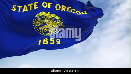 Vista ravvicinata della bandiera dello stato dell'Oregon che sventola in una giornata limpida Foto Stock