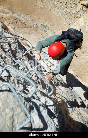 Scalando una ferrata a San Blas, vicino al bacino idrico di Arquillo nella provincia di Teruel, Spagna Foto Stock