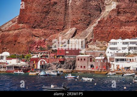 Amoudy Bay Red Volcanic Cliffs - pesca barche e ristoranti nel Mar Egeo - Santorini Island, Grecia Foto Stock