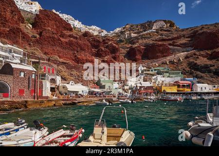 Amoudy Bay Red Volcanic Cliffs - pesca barche e ristoranti nel Mar Egeo - Santorini Island, Grecia Foto Stock