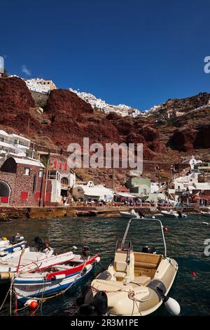 Amoudy Bay Red Volcanic Cliffs - pesca barche e ristoranti nel Mar Egeo - Santorini Island, Grecia Foto Stock