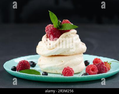 Torta al forno a base di proteine di pollo montate e panna, decorata con bacche fresche Foto Stock