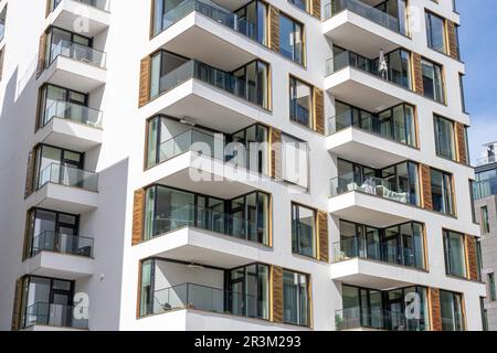 Particolare di un moderno edificio bianco di appartamenti visto a Berlino, Germania Foto Stock