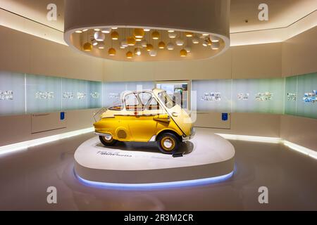 Monaco di Baviera, Germania - 08 luglio 2021: 1955 BMW Isetta 250 microcar al Museo BMW. Si tratta di un museo automobilistico della storia della BMW situato vicino all'Olympiapark in Foto Stock