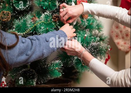 Primo piano di una Madre e Dughter decorazione albero di Natale Foto Stock