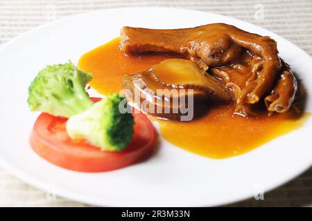 Piedi d'oca brasati e funghi in salsa Abalone Foto Stock