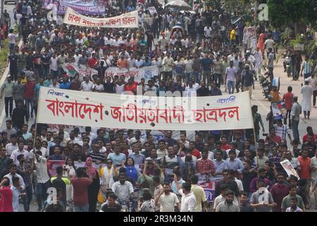 Dhaka, Bangladesh. 23rd maggio, 2023. Gli attivisti del Partito nazionalista del Bangladesh (BNP) stanno partecipando a una marcia di protesta per presentare la loro domanda di 10 punti, compresa la tenuta delle prossime elezioni generali sotto un governo provvisorio non partisan, a Dhaka, Bangladesh, il 23 maggio 2023.(Foto di MD Mehedi Hasan/Pacific Press/Sipa USA) Credit: Sipa USA/Alamy Live News Foto Stock