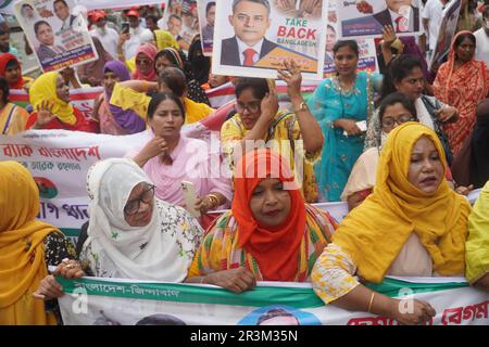 Dhaka, Bangladesh. 23rd maggio, 2023. Gli attivisti del Partito nazionalista del Bangladesh (BNP) stanno partecipando a una marcia di protesta per presentare la loro domanda di 10 punti, compresa la tenuta delle prossime elezioni generali sotto un governo provvisorio non partisan, a Dhaka, Bangladesh, il 23 maggio 2023.(Foto di MD Mehedi Hasan/Pacific Press/Sipa USA) Credit: Sipa USA/Alamy Live News Foto Stock