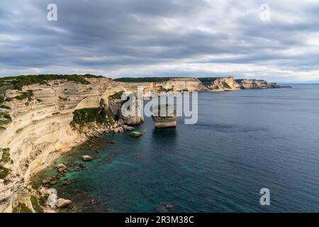 Una vista sulle ripide scogliere e acque turchesi sulla costa della Corsica vicino Bonifacio Foto Stock