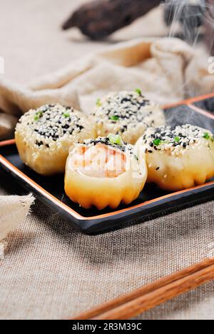 Sheng Jian Bao, Bun fritto in padella in stile Shanghai ripieni di gamberi Foto Stock