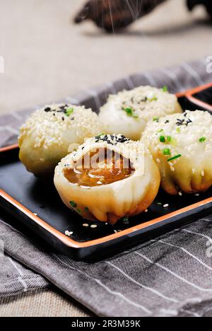 Sheng Jian Bao, Bun fritto in padella in stile Shanghai ripieni di maiale Foto Stock