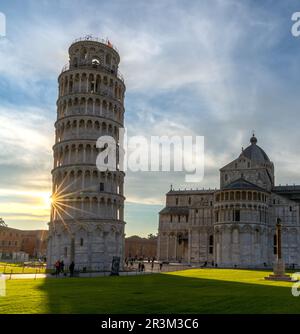 La Torre Pendente di Pisa e la Cattedrale in calda luce serale con un crepitio Foto Stock