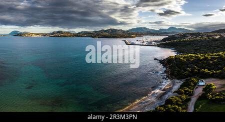 Vista panoramica della costa e del porto di Portisco in Sardegna Foto Stock