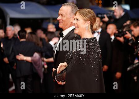 Tom Hanks mit Ehefrau Rita Wilson nach der Premiere des Kinofilms 'Asteroid City' auf dem Festival de Cannes 2023 / 76. Internationale Filmfestspiele von Cannes im Palais des Festivals. Cannes, 23.05.2023 Foto Stock