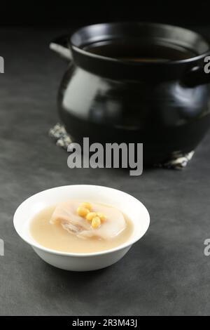 Piedi di maiale stufati (trotteri di maiale，gallo di maiale) con fagioli di soia Foto Stock