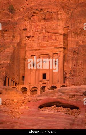 La tomba di Urn, una delle tombe reali a Petra, Giordania Foto Stock