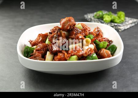 Pollo e funghi brasati a secco in salsa di peperoncino Foto Stock