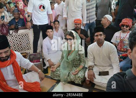 Ajmer, India. 21st maggio, 2023. L'attrice di Bollywood Sara Ali Khan ha visitato Ajmer Sharif Dargah, per cercare le benedizioni per il suo prossimo film Zara Hatke Zara Bachke ad Ajmer, India, il 21 maggio 2023. La commedia romantica è anche protagonista Vicky Kaushal ed è diretta da Laxman Utekar. (Foto di Shaukat Ahmed/Pacific Press/Sipa USA) Credit: Sipa USA/Alamy Live News Foto Stock