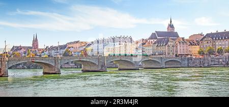 Basilea con il ponte sul Reno, la cattedrale e St Martin Foto Stock