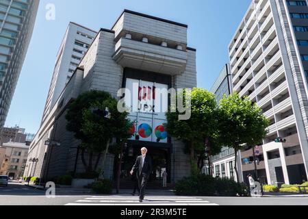 (230524) -- TOKYO, 24 maggio 2023 (Xinhua) -- questa foto scattata il 24 maggio 2023 mostra la Borsa di Tokyo a Tokyo, Giappone. Il Giappone benchmark Nikkei indice azionario chiuso Mercoledì inferiore, come gli investitori hanno continuato a bloccare i profitti a seguito dei recenti guadagni del mercato in mezzo alle preoccupazioni continuato oltre la questione del tetto del debito degli Stati Uniti e il potenziale di un default senza precedenti. Il 225-numero Nikkei Stock Average è sceso di 275,09 punti, o 0,89 per cento, da martedì a chiudere la giornata alle 30.682,68. L'indice TOPIx più ampio, nel frattempo, ha perso 9,09 punti, o il 0,42%, per chiudere a 2.152,40. (Xinhua/Zhang Foto Stock