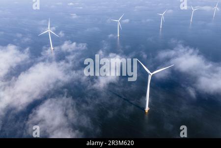 Green Energy Parco dei mulini a vento con turbine a vento nell'oceano Foto Stock