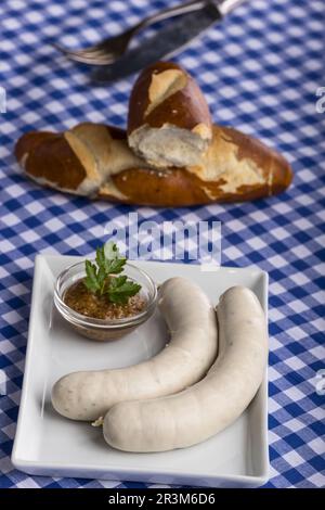 Salsicce bianche bavaresi sul piatto Foto Stock