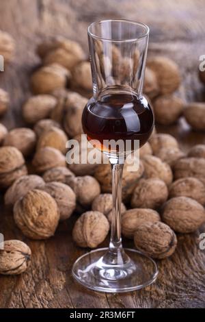 Brandy di noce fatto in casa su legno Foto Stock