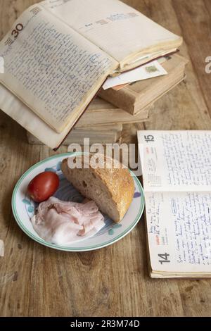 menu veloce con pane e prosciutto cotto durante lo studio Foto Stock