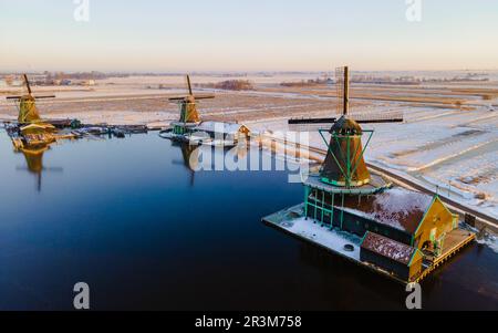 Neve nel villaggio dei mulini a vento di Zaanse Schans durante l'inverno con paesaggio di neve nei Paesi Bassi Foto Stock